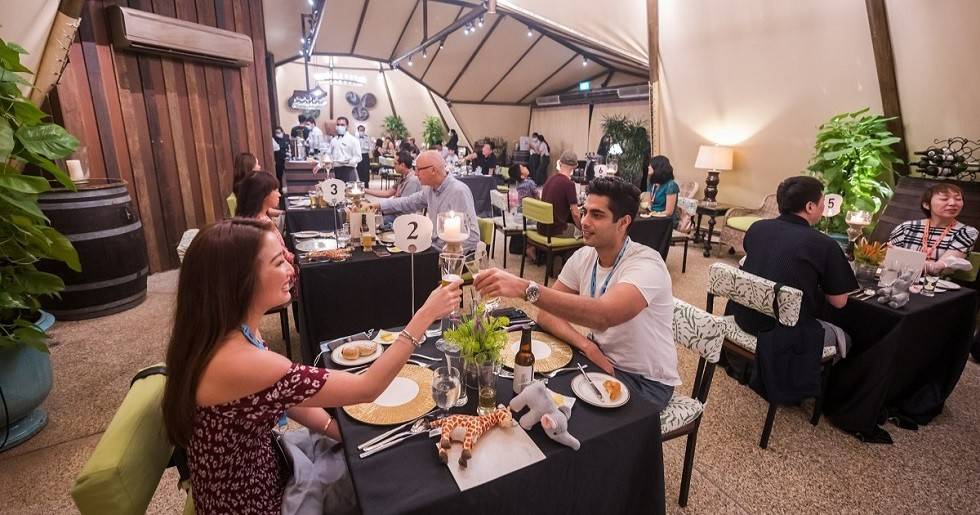 ナイトサファリならではの会場で楽しむディナーをお召し上がりください